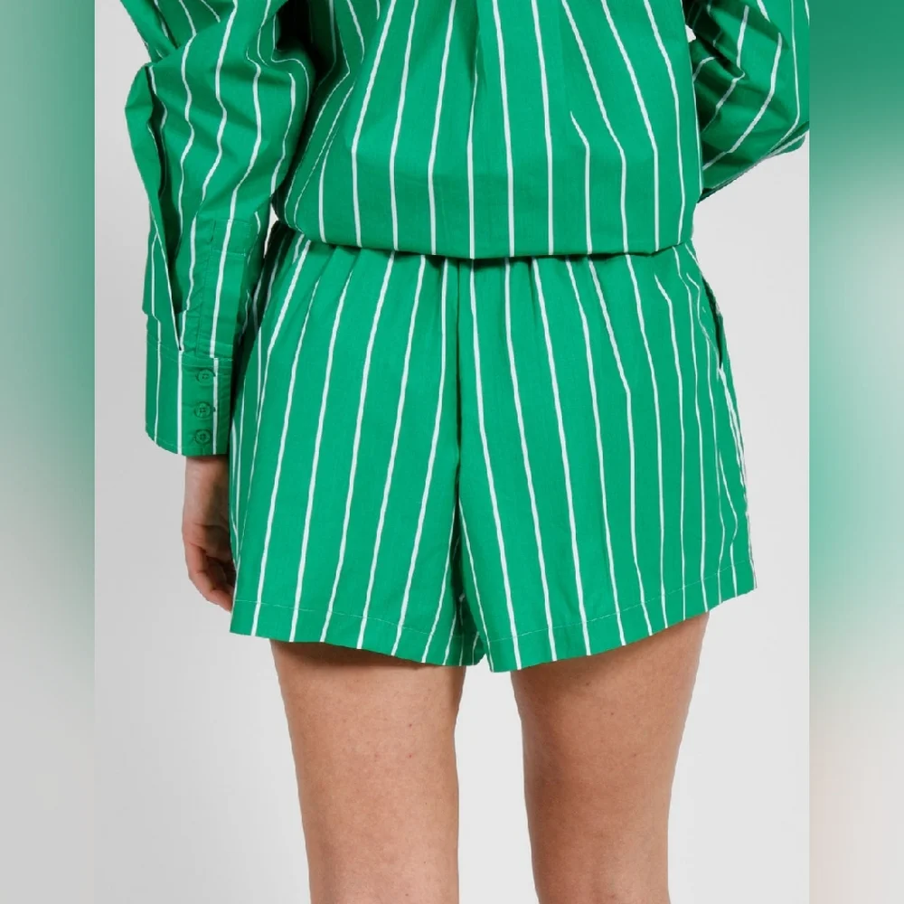 Brunette the Label - High Waist Short - Kelly green w/white - Picture 2 of 6